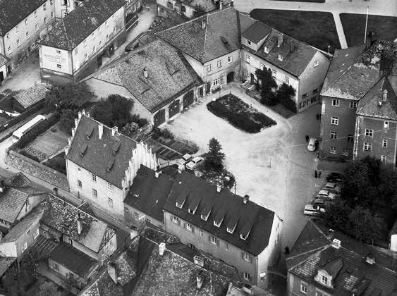 The Bezirksamtshof beside the Altöttinger Hof in 1957.