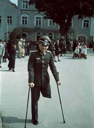 Zwölf Apostel in the background of a photograph dated approximately 1940.