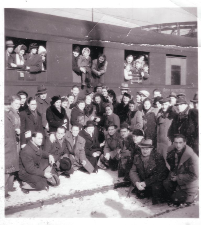 Ukrainian refugees leaving Bregenz towards Argentina; the original caption does not identify a single camp or exact date.