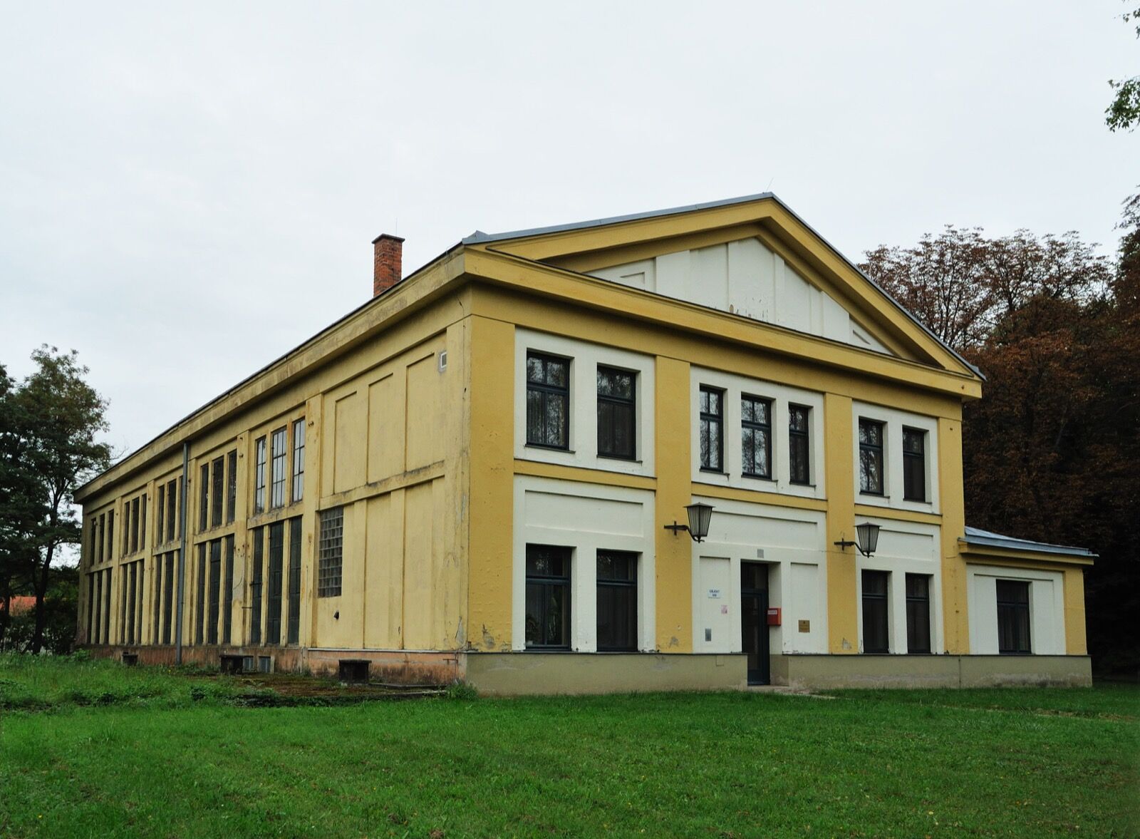 A long rendered administration building of the Benedek-Kaserne at Bruckneudorf, with a hipped roof and regular rows of windows.