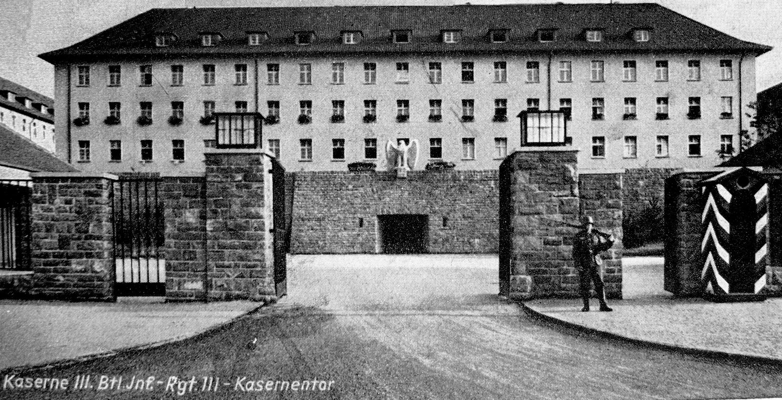 Historical postcard showing the infantry barracks gate and accommodation block