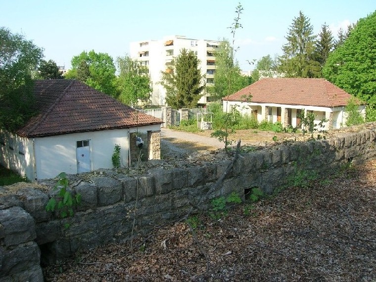 The guard building and transformer station of the former Buckenberg barracks behind the perimeter wall, April 2007.
