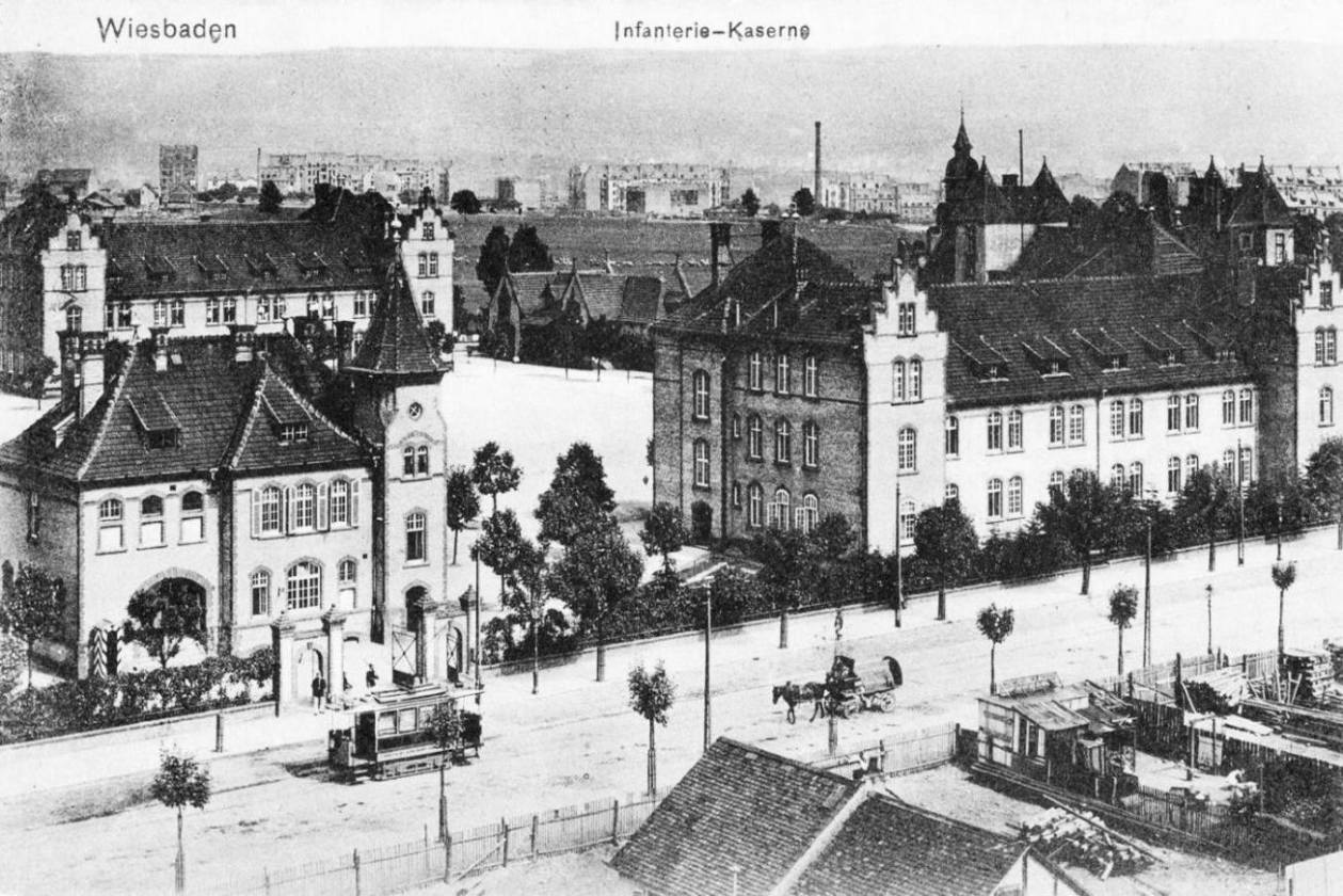 Gersdorff-Kaserne on Schiersteiner Straße, with a tram and horse-drawn traffic passing.