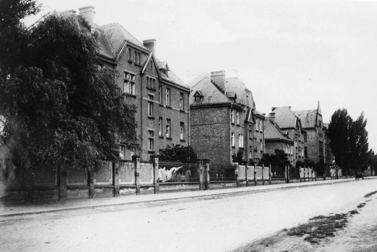 The barrack buildings along today’s Willy-Brandt-Allee, photographed in the 1920s.