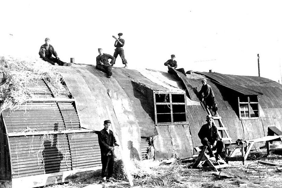 Ukrainian residents building and repairing the camp huts at Gießen.