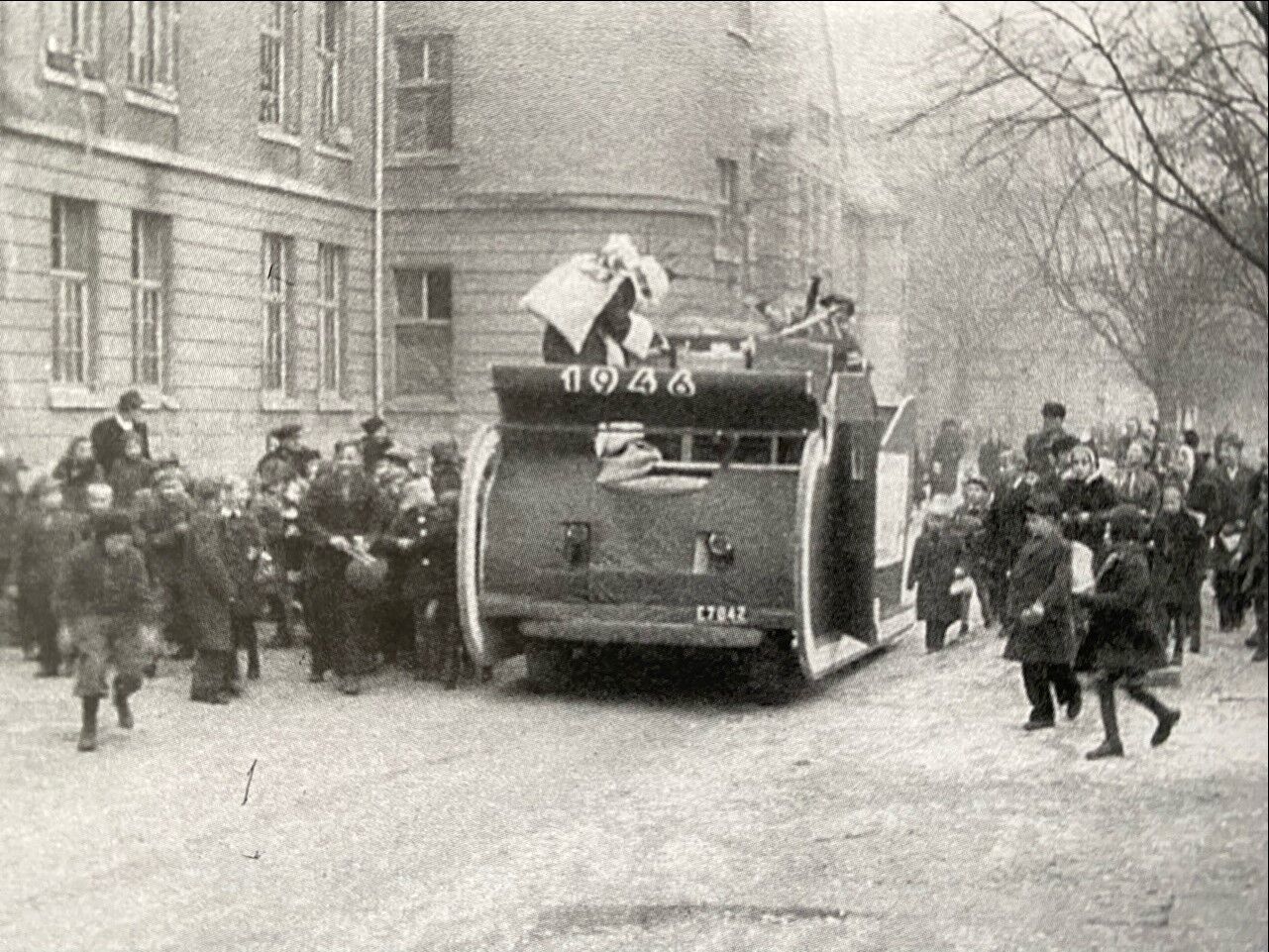 An American Army Christmas sleigh in Hanau’s DP camp, 1946.