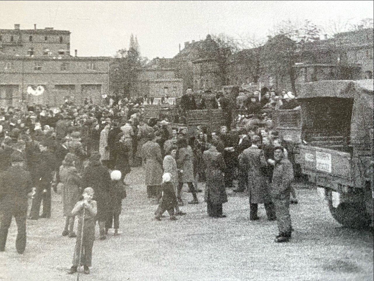 Russian and Ukrainian displaced people leaving the François-Kaserne at Hanau in 1945.