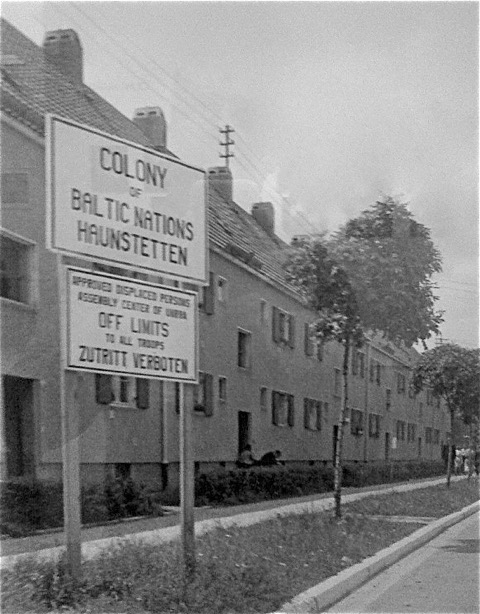 The entrance to Haunstetten’s Baltic settlement in 1947.