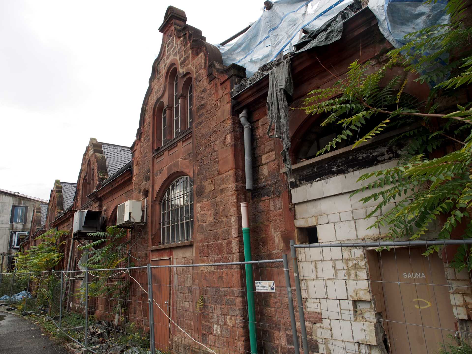The decaying riding hall of the former Kaiser-Wilhelm-Kaserne seen from the rear, photographed in October 2022.
