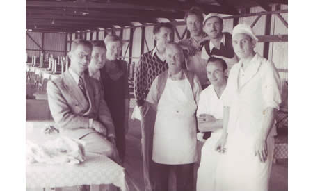 Top Camp cooks in the mess at Northam, 1950.
