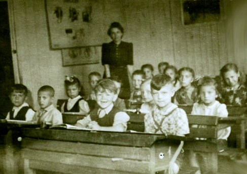 First-grade pupils in Camp Ohio, May 1946.