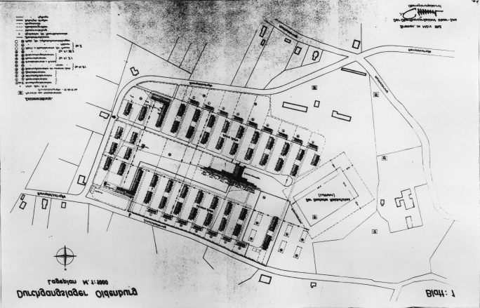 Architect’s site plan of March 1942 showing two long rows of barracks laid out beside Rennplatzstraße at the Oldenburg racecourse.